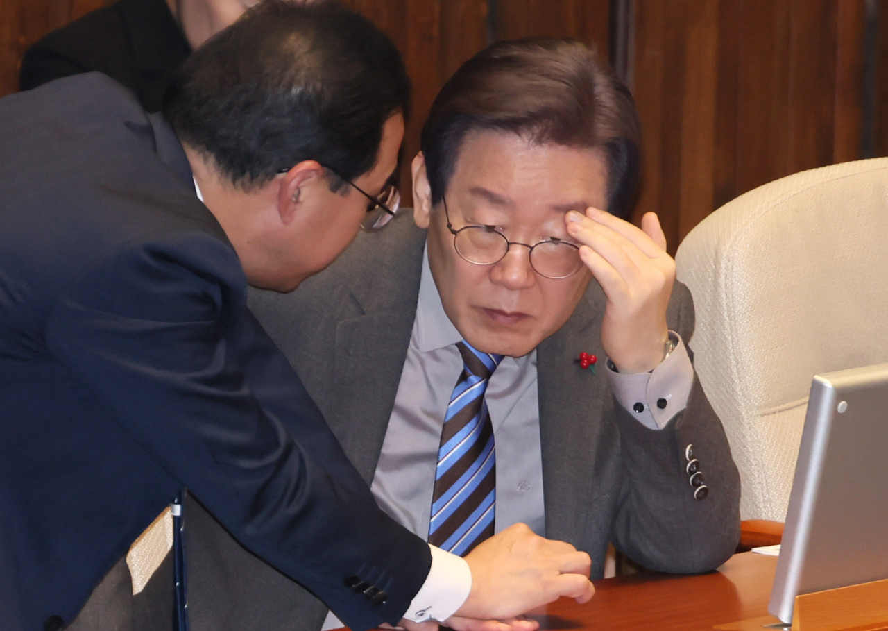 더불어민주당 이재명 대표가 28일 오후 국회 본회의에서 박홍근 의원과 대화하고 있다. [연합]