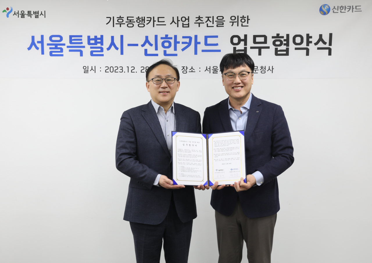 지난 28일 윤종장 서울시 도시교통실장(왼쪽)과 박창훈 신한카드 페이먼트 그룹장이 서울시청에서 기후동행카드 사업 추진을 위한 업무협약을 체결했다. [서울시 제공]