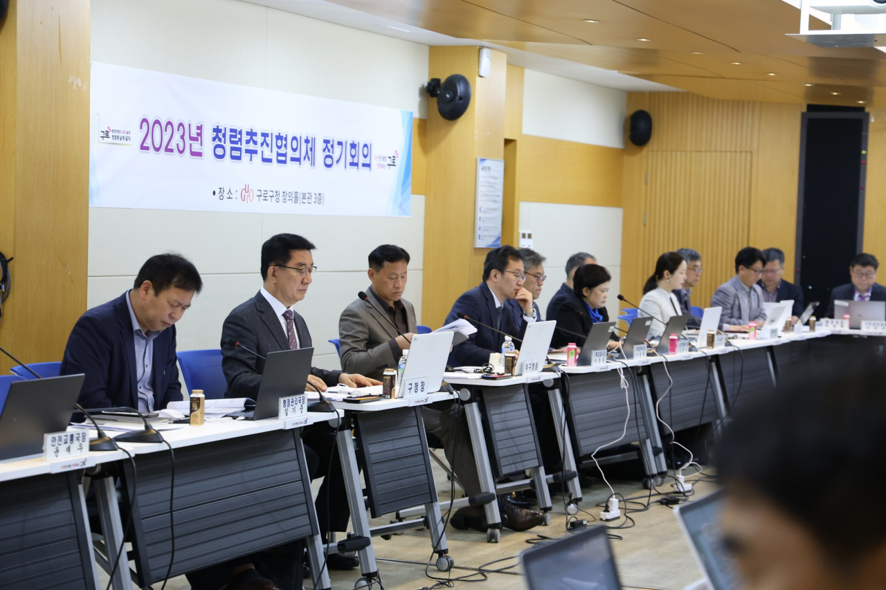 문헌일 구로구청장(왼쪽에서 두 번째)이 구로구 청렴추진협의체 정기회의를 진행하는 모습 [구로구 제공]