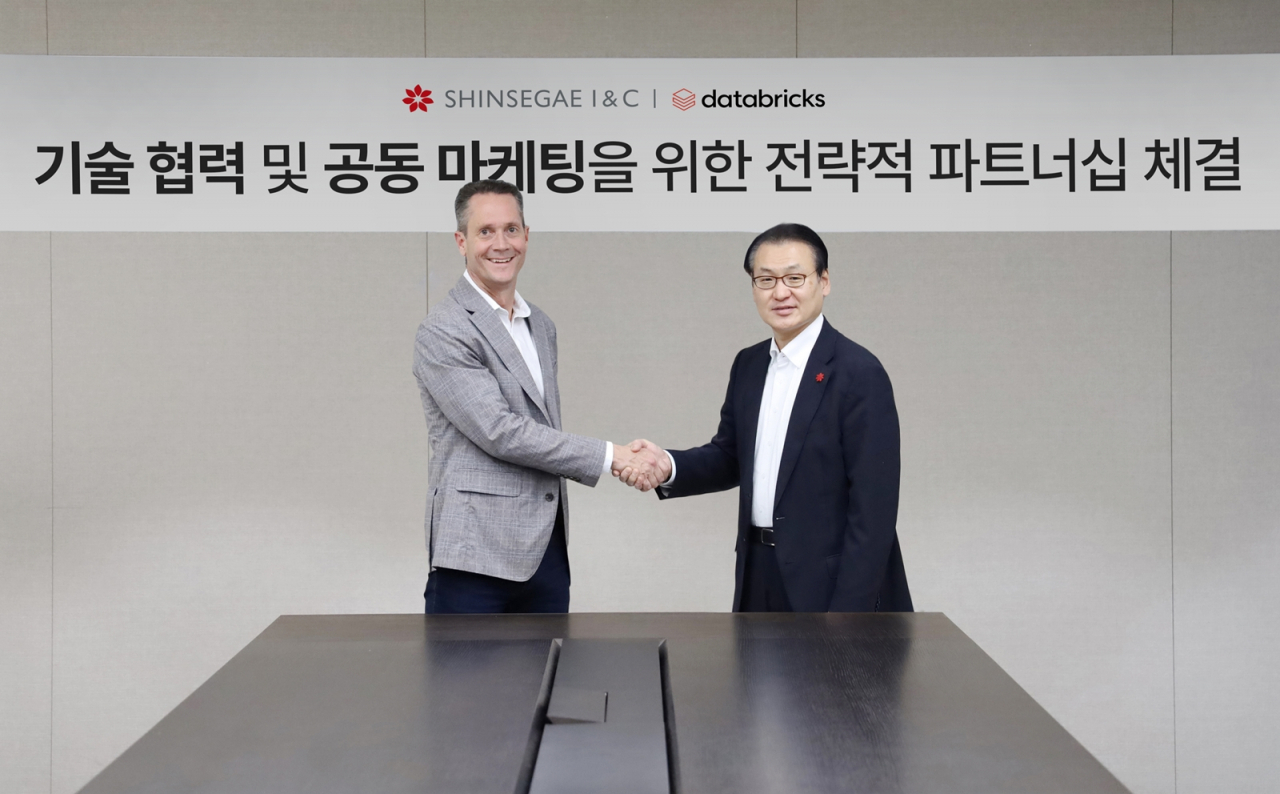 신세계아이앤씨가 데이터 및 AI 기업 데이터브릭스와 전략적 파트너십을 체결하고 데이터 분석 및 생성형 AI 사업을 확대한다. 서울 중구 신세계아이앤씨 본사에서 진행된 양사 파트너십 체결식에서 형태준 신세계아이앤씨 대표이사(오른쪽)와 에드 렌타 데이터브릭스 아시아 태평양 지역 총괄 수석 부사장이 기념촬영을 하고 있다. [신세계아이앤씨 제공]