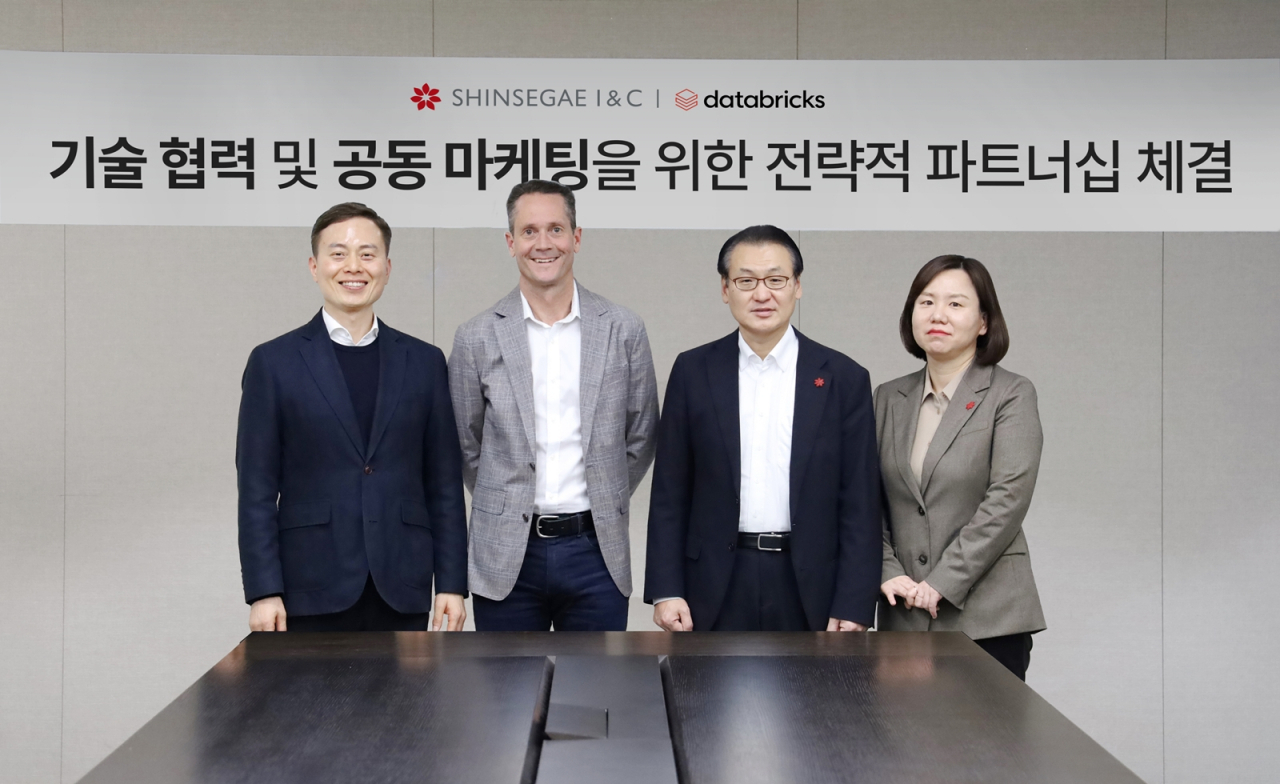 신세계아이앤씨가 데이터 및 AI 기업 데이터브릭스와 전략적 파트너십을 체결하고 데이터 분석 및 생성형 AI 사업을 확대한다. 서울 중구 신세계아이앤씨 본사에서 진행된 양사 파트너십 체결식에서 (왼쪽부터)장정욱 데이터브릭스 한국 지사장, 에드 렌타 데이터브릭스 아시아 태평양 지역 총괄 수석 부사장, 형태준 신세계아이앤씨 대표이사, 김은경 DT센터장이 기념촬영을 하고 있다.[신세계아이앤씨 제공]
