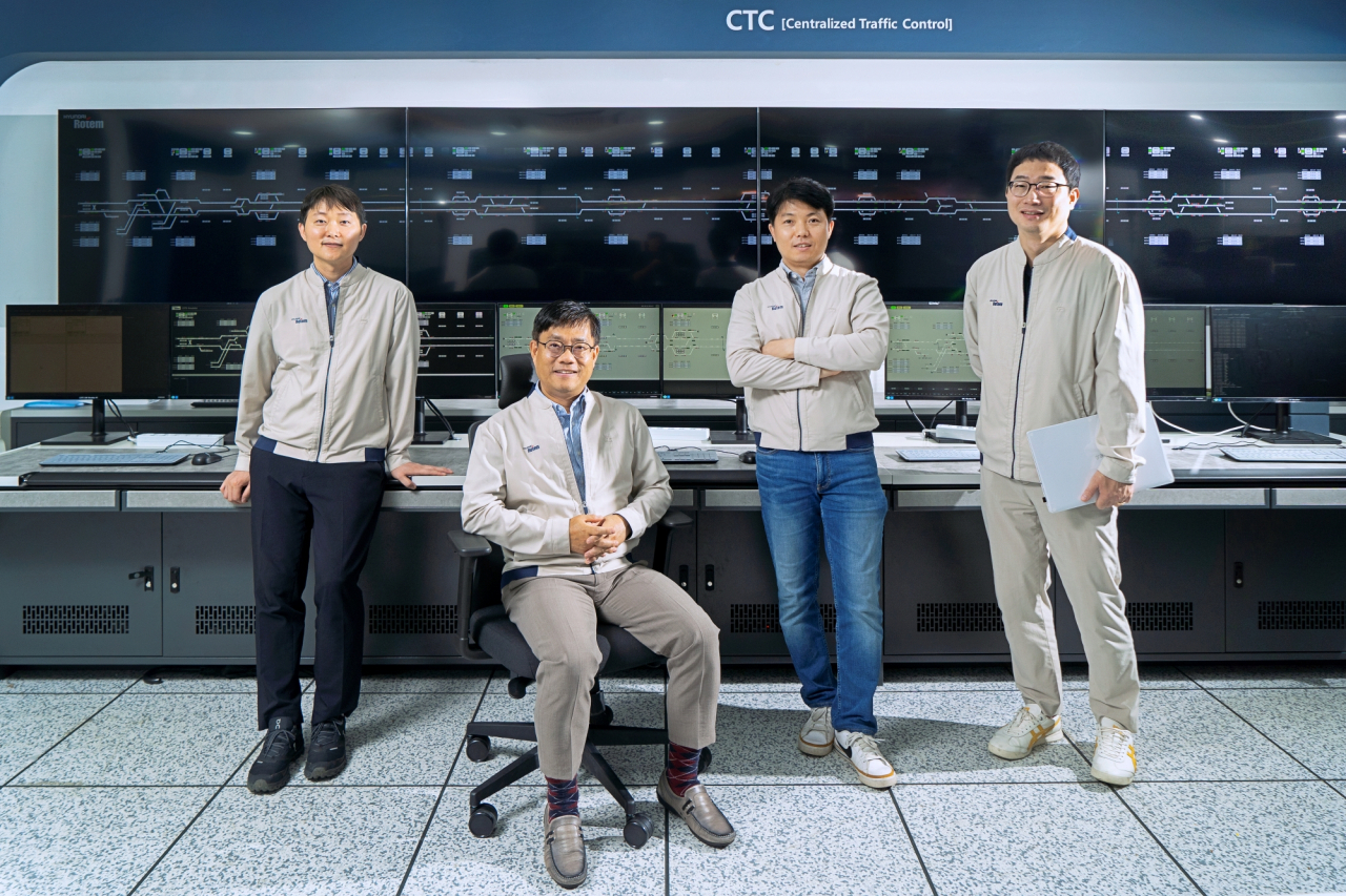 KTCS-2 열차제어시스템을 개발해 ‘IR52 장영실상’을 수상한 현대로템 신호제어연구팀의 김경식 팀장(왼쪽에서 두 번째)과 팀원들. [현대로템 제공]