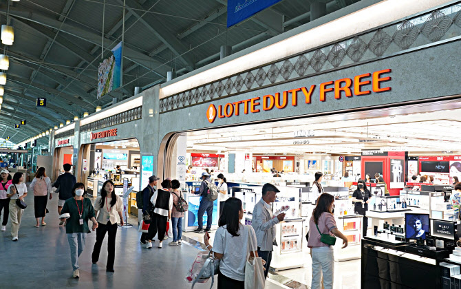 김해공항 국제선 출국장 롯데면세점 전경. [롯데면세점 제공]