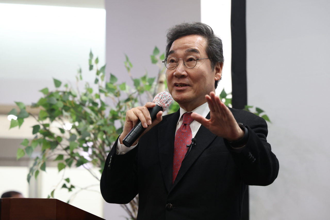 이낙연 전 더불어민주당 대표가 28일 경기도 고양시 행신종합사회복지관에서 열린 최성 전 고양시장 북콘서트에서 축사하고 있다. [연합]