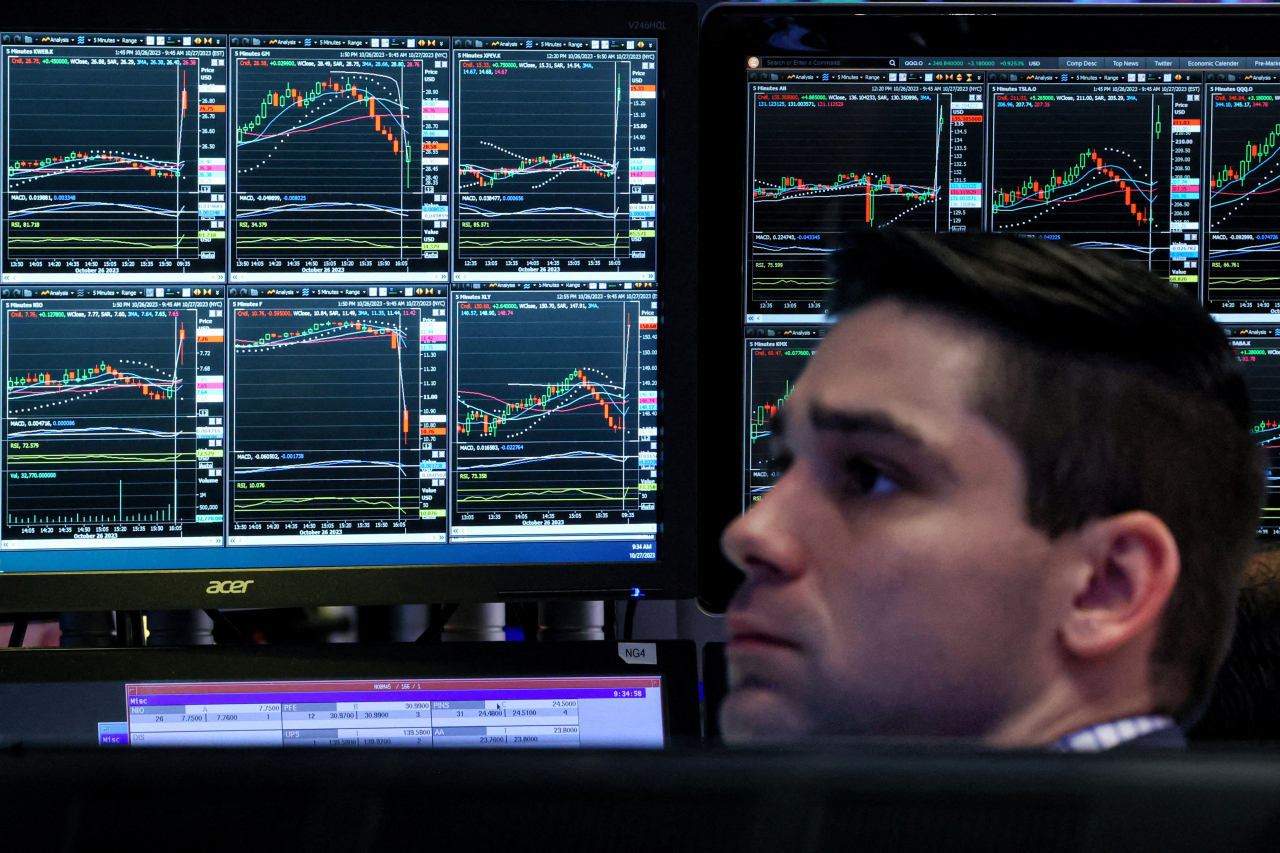 지난 10월 27일(현지시간) 미국 뉴욕시 뉴욕증권거래소(NYSE)에서 뉴욕증권거래소에서 한 트레이더가 모니터를 보며 거래 동향을 파악하고 있다. [로이터]