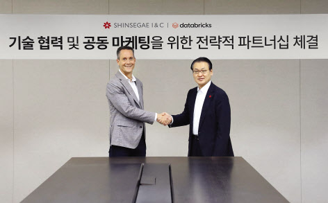 형태준(오른쪽) 신세계아이앤씨 대표이사가 데이터·AI 기업 데이터브릭스와 전략적 파트너십을 체결하고 있는 모습