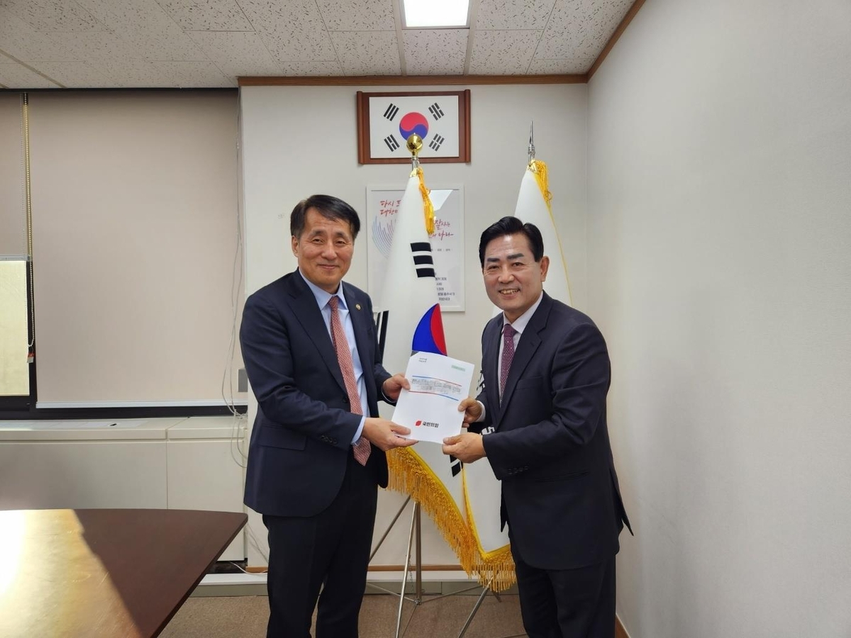 산업부에 구례 양수발전소 건의하는 국민의힘김화진(오른쪽) 전남도당위원장.[국민의힘 전남도당 제공]