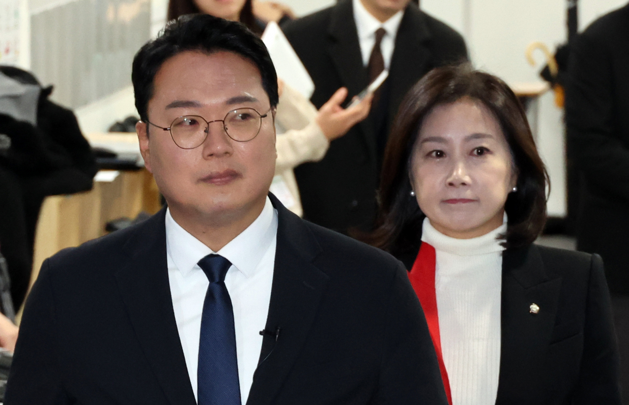 이준석 전 국민의힘 대표 측근인 천하람 전남 순천갑 당협위원장이 29일 탈당 기자회견을 위해 국회 소통관에 입장하고 있다. 오른쪽은 허은아 의원. [연합]