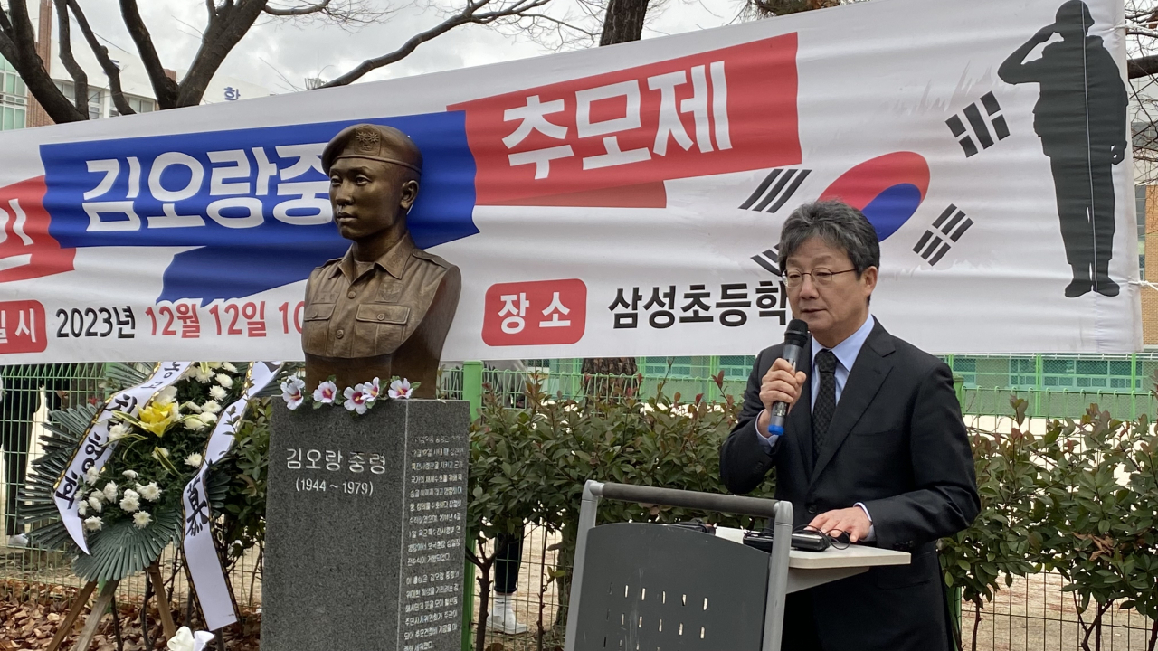 12일 경남 김해시 인제로 51번길 김해삼성초등학교 옆 길에 세워진 고 김오랑 중령 흉상 앞에서 열린 44주기 추모제에서 유승민 전 의원이 추도사를 하고 있다. [연합]