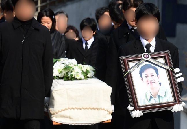 29일 서울 종로구 서울대병원 장례식장에서 배우 고(故) 이선균의 발인식이 엄수되고 있다.[사진공동취재단]