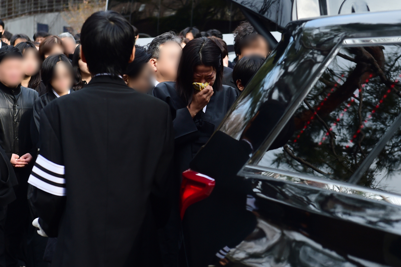 29일 오전 서울 종로구 연건동 서울대학교병원 장례식장에서 고(故) 이선균의 발인이 엄수되고 있다. [연합]
