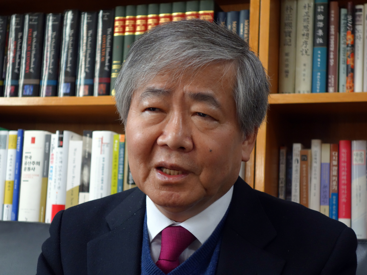 29일 더불어민주당이 총선 공천관리위원장에 임혁백 고려대 명예교수를 임명했다. 사진은 지난 2017년 정년퇴임을 앞둔 임 교수가 연합뉴스와 인터뷰하는 모습. [연합]