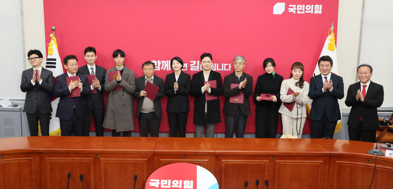 한동훈 국민의힘 비상대책위원장이 29일 국회에서 열린 비상대책위원 임명장 수여식을 마치며 기념촬영을 하고 있다. 왼쪽부터 한 비대위원장, 김형동 비서실장, 박은식, 윤도현, 민경우, 한지아, 구자룡, 김경률, 장서정, 김예지 비대위원, 유의동 정책위의장, 윤재옥 원내대표. [연합]