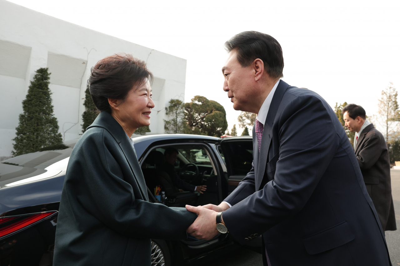 윤석열 대통령이 29일 서울 용산구 한남동 대통령 관저에서 박근혜 전 대통령과 오찬을 함께 한 뒤 환송하고 있다. [연합]