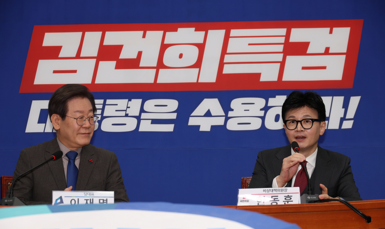 이재명 더불어민주당 대표와 한동훈 국민의힘 비상대책위원장이 29일 국회 민주당 대표실에서 만나고 있다. [연합]