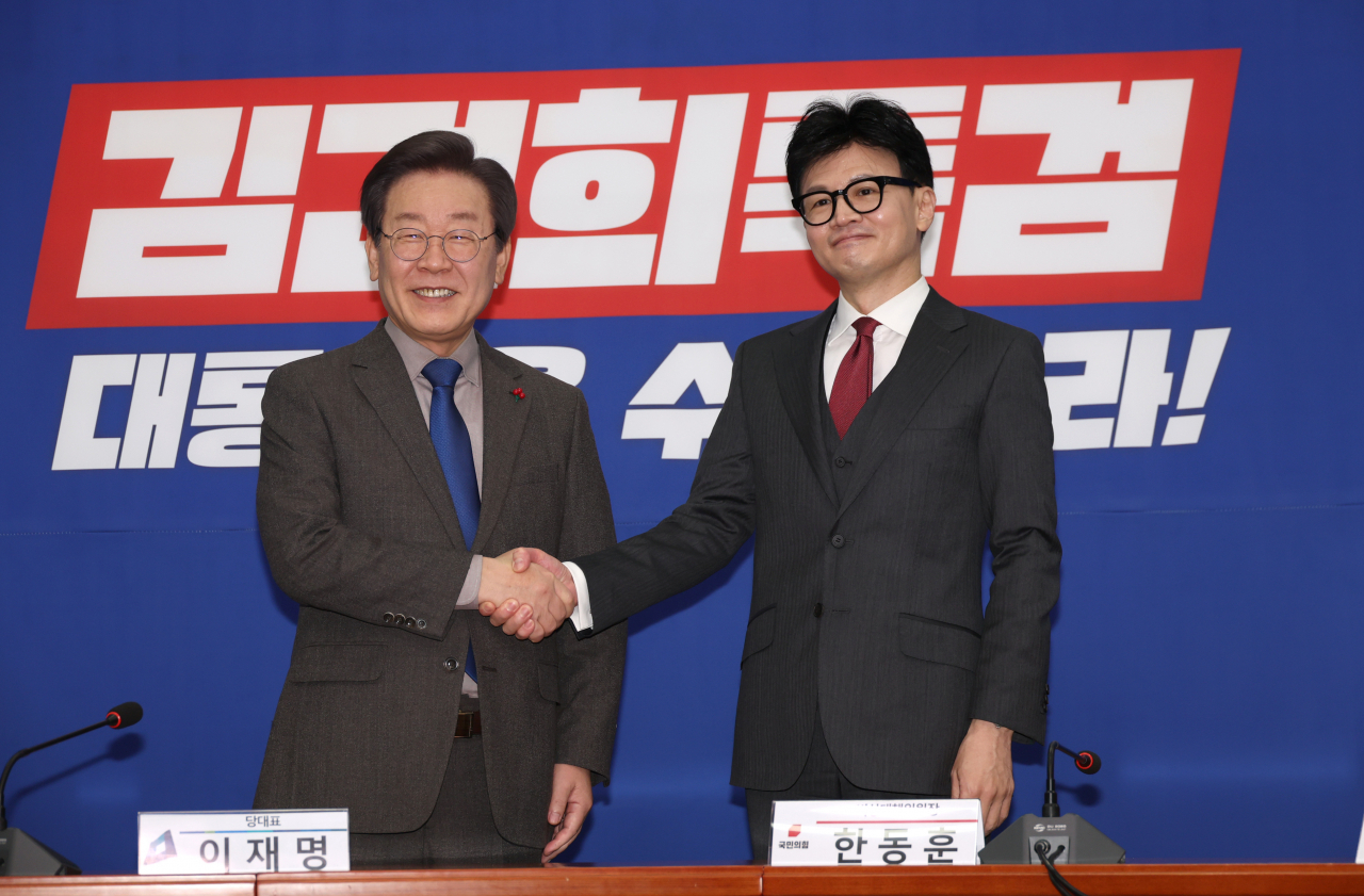 이재명 더불어민주당 대표와 한동훈 국민의힘 비상대책위원장이 지난해 12월 29일 국회 민주당 대표실에서 만나고 있다. [연합]