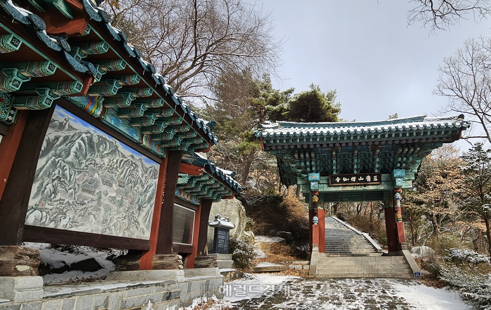 승가사로 이어지는 일주문