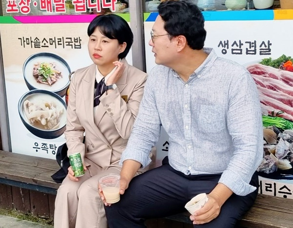 국민의힘 이세은 순천시의원(왼쪽)과 천하람 순천당협위원장이 최근 식당 앞에서 얘기를 나누고 있다. [페이스북 사진]