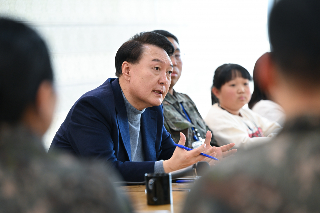 대통령실은 1일 윤석열 대통령이 신년 업무보고를 민생 토론회 형식으로 진행할 계획을 밝혔다. 사진은 지난해 말 연말연시를 맞아 경기도 연천군 중부 전선 육군 제5보병사단 복지회관에서 전방 근무 군 간부 가족들과 간담회를 갖고 있는 윤 대통령 모습. [연합]