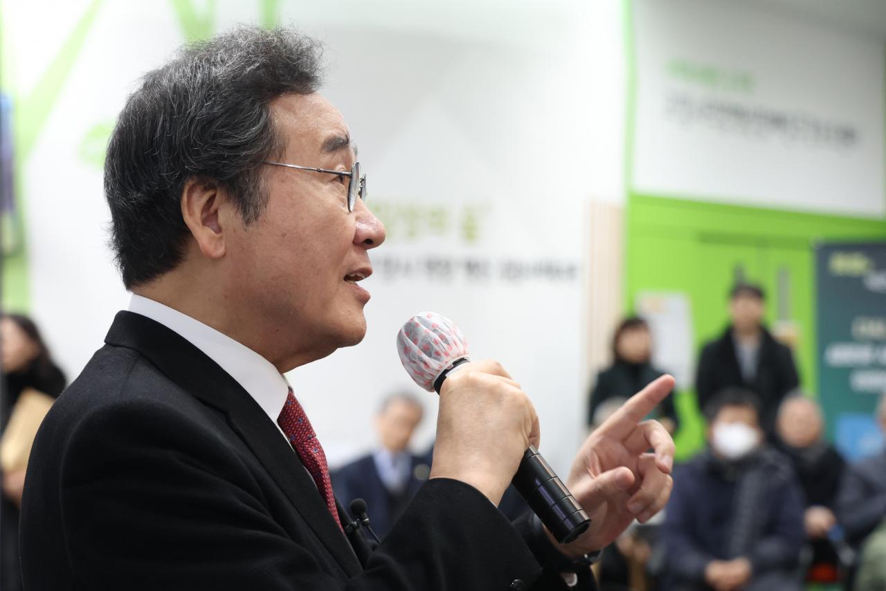 이낙연 전 더불어민주당 대표가 28일 경기도 고양시 행신종합사회복지관에서 열린 최성 전 고양시장 북콘서트에서 축사하고 있다. [연합]