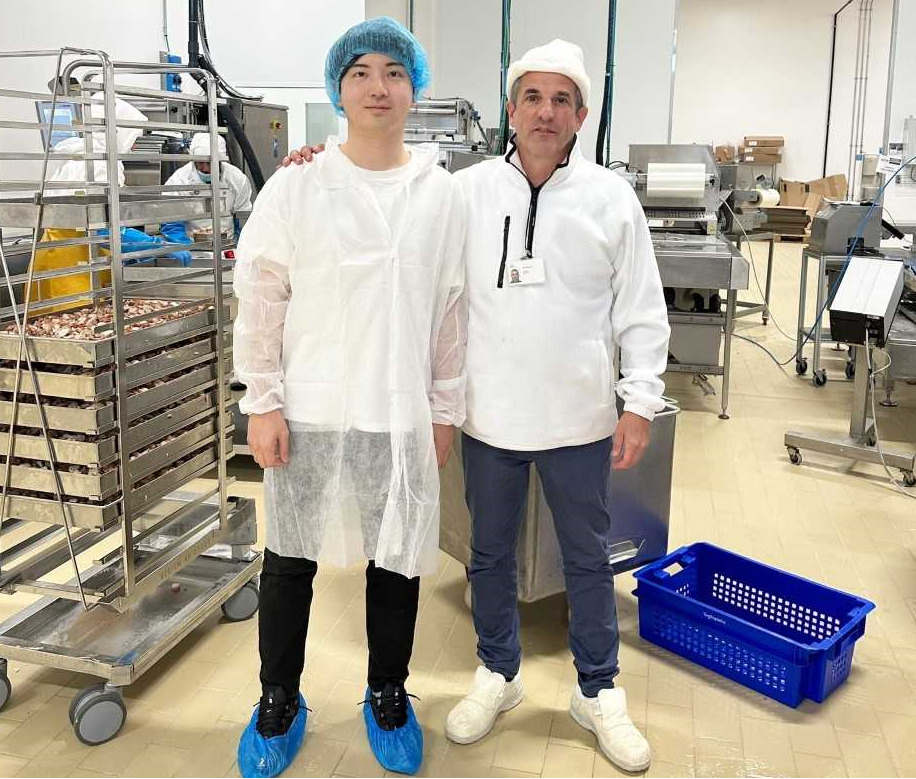 이탈리아 현지 공장을 찾은 강선우(32·왼쪽)씨. [본인 제공]