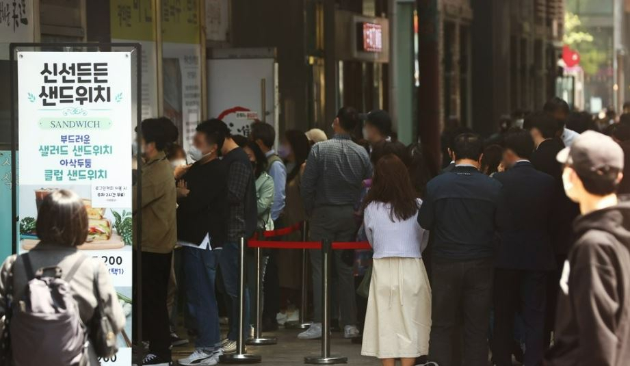 서울 한 식당 앞에서 시민들이 줄을 서고 있다. [연합]