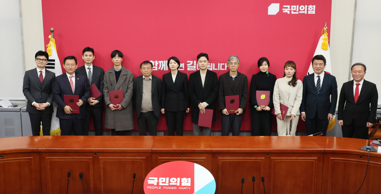 한동훈 국민의힘 비상대책위원장이 지난 29일 국회에서 열린 비상대책위원 임명장 수여식을 마치며 기념촬영을 하고 있다. 왼쪽부터 한 비대위원장, 김형동 비서실장, 박은식, 윤도현, 민경우, 한지아, 구자룡, 김경률, 장서정, 김예지 비대위원, 유의동 정책위의장, 윤재옥 원내대표. [연합]