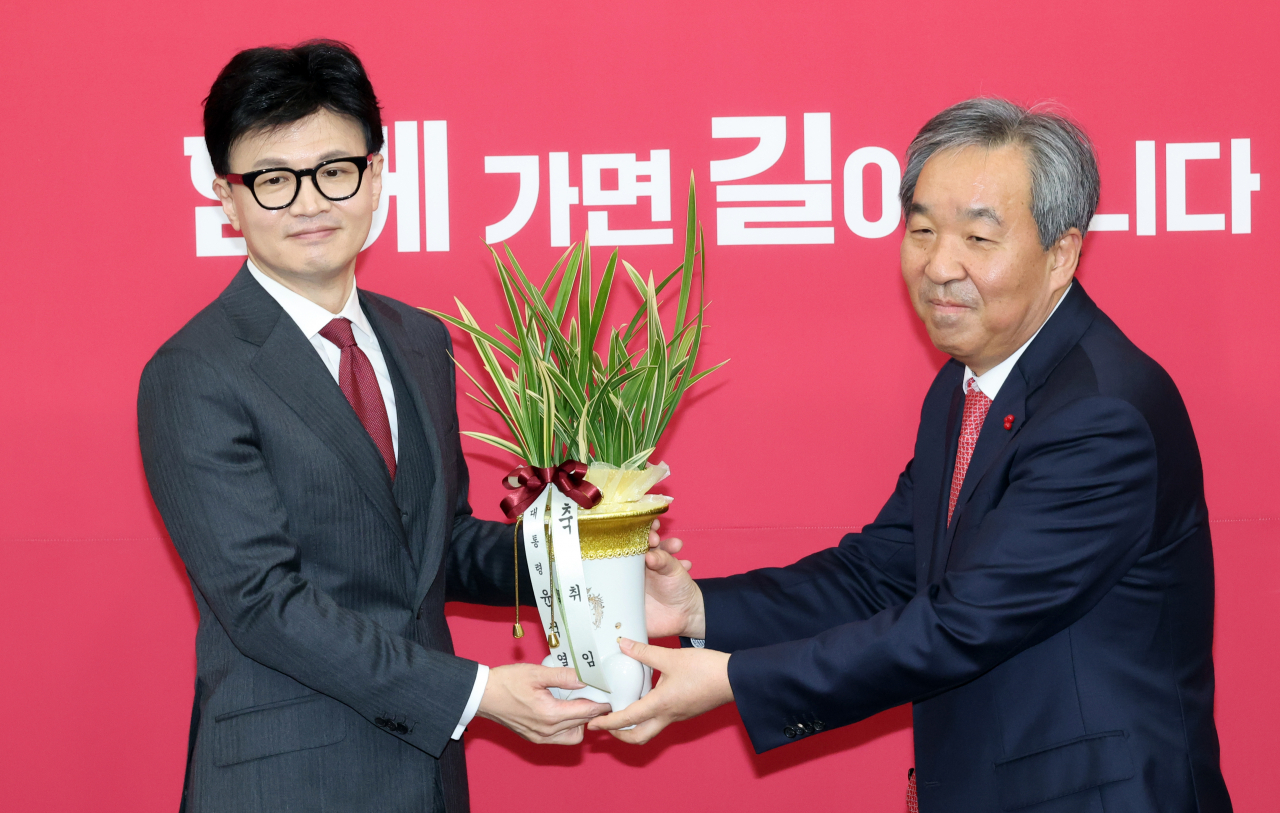 한동훈 국민의힘 비상대책위원장이 지난 29일 국회에서 한오섭 대통령실 정무수석을 만나고 있다. 한 정무수석은 윤석열 대통령의 축하 난을 한 위원장에게 전달했다. [연합]