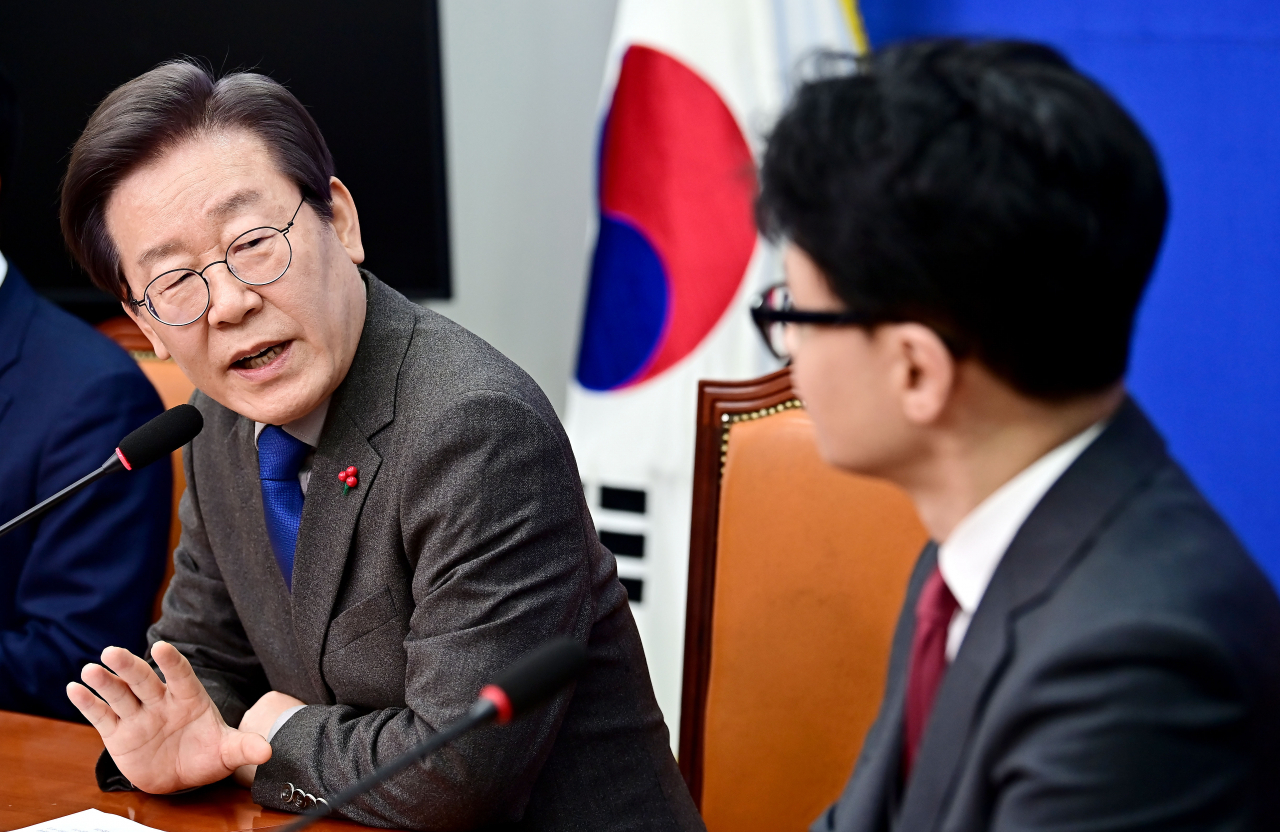 이재명 더불어민주당 대표와 한동훈 국민의힘 비상대책위원장이 지난 29일 국회 민주당 대표실에서 만나고 있다. [연합]