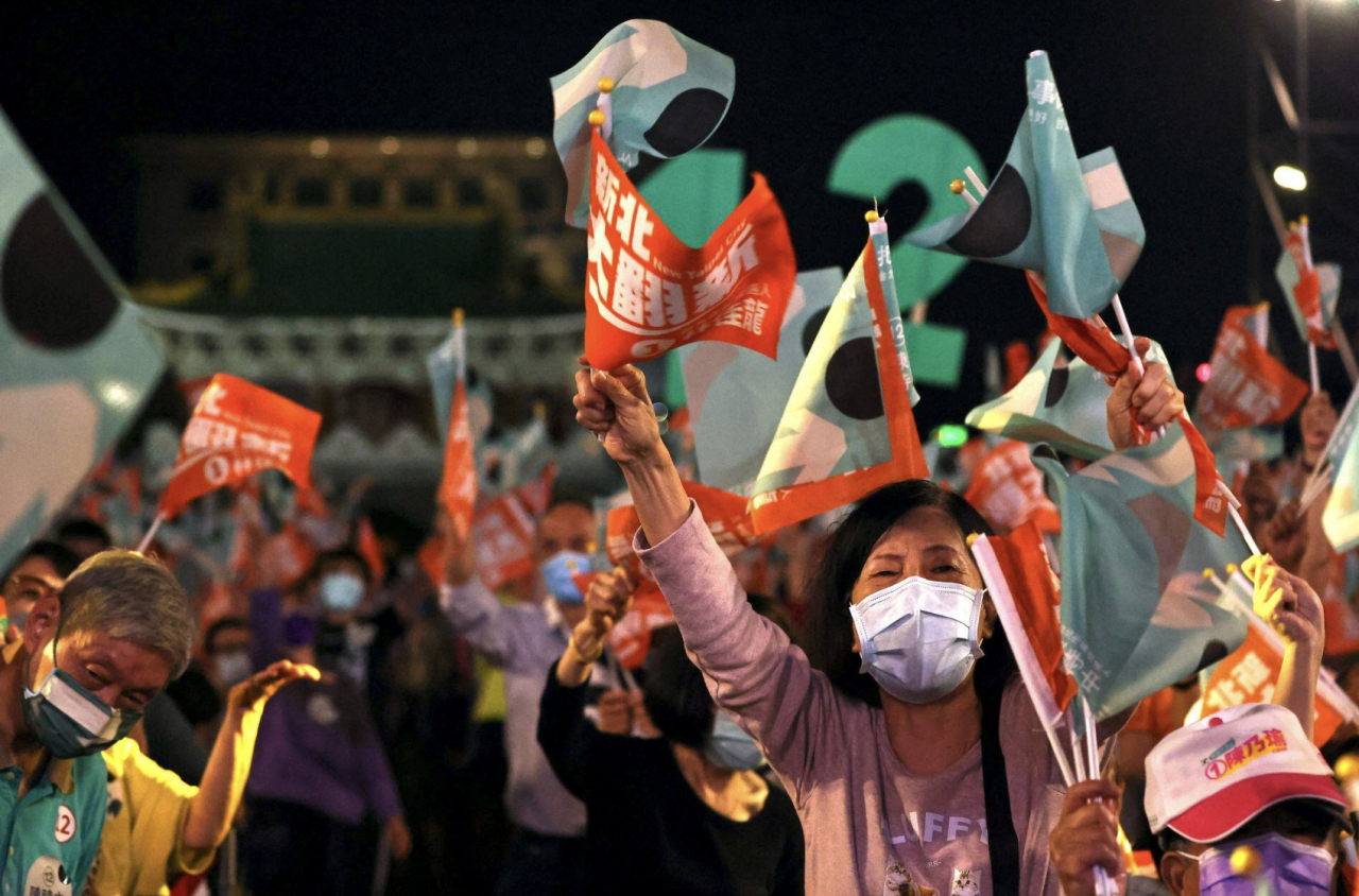 지난해 11월 대만 타이베이에서 지방선거를 앞두고 집권 민주진보당 지지자들이 유세 현장에서 깃발을 흔들고 있다. 대만은 오는 1월 집권당 친미·반중 후보와 반미·친중 성향의 야당 후보가 대결하는 총통선거를 치를 예정이다. [로이터]