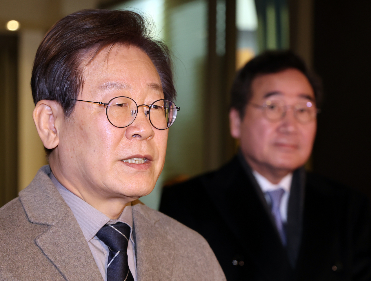 더불어민주당 이재명 대표가 30일 오전 서울 중구의 한 식당에서 이낙연 전 대표와 회동을 마친 후 입장을 밝히고 있다. [연합]