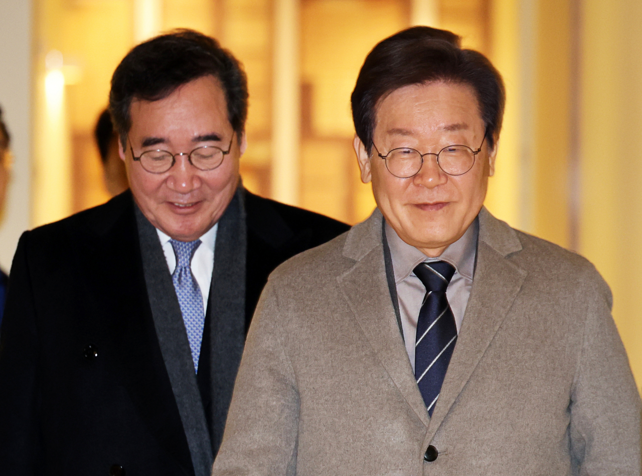 더불어민주당 이재명(오른쪽) 대표와 이낙연 전 대표가 30일 오전 서울 중구의 한 식당에서 회동을 마친 후 이동하고 있다. 연합뉴스