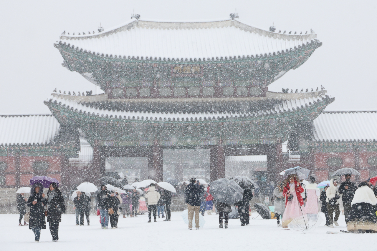 서울 전역에 대설주의보가 발효된 30일 오후 관광객들이 서울 종로구 경복궁을 관람하고 있다. [연합]