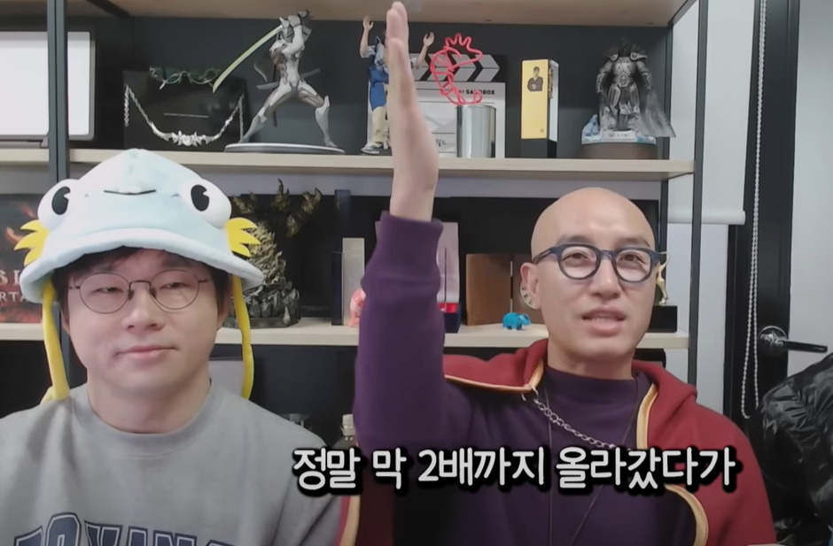 유튜브 채널 슈카월드 코믹스에 출연한 방송인 홍석천씨(오른쪽)