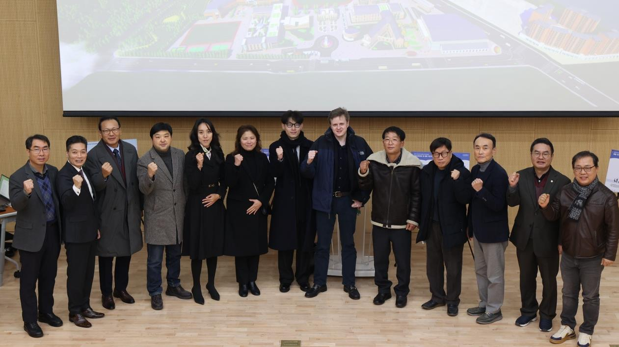 지난달 27일 영국 킹스칼리지스쿨 설립 대리인 BIEK 본사 헨리 대표〈중앙〉, 한국대표부 최요셉 대표 등 킹스 측 관계자들과 영종 국제학교 유치 주민설명회를 주최한 영종학부모연대 박수현·김진미 공동대표 등 영종 주민들이 기념촬영을 하고 있다.