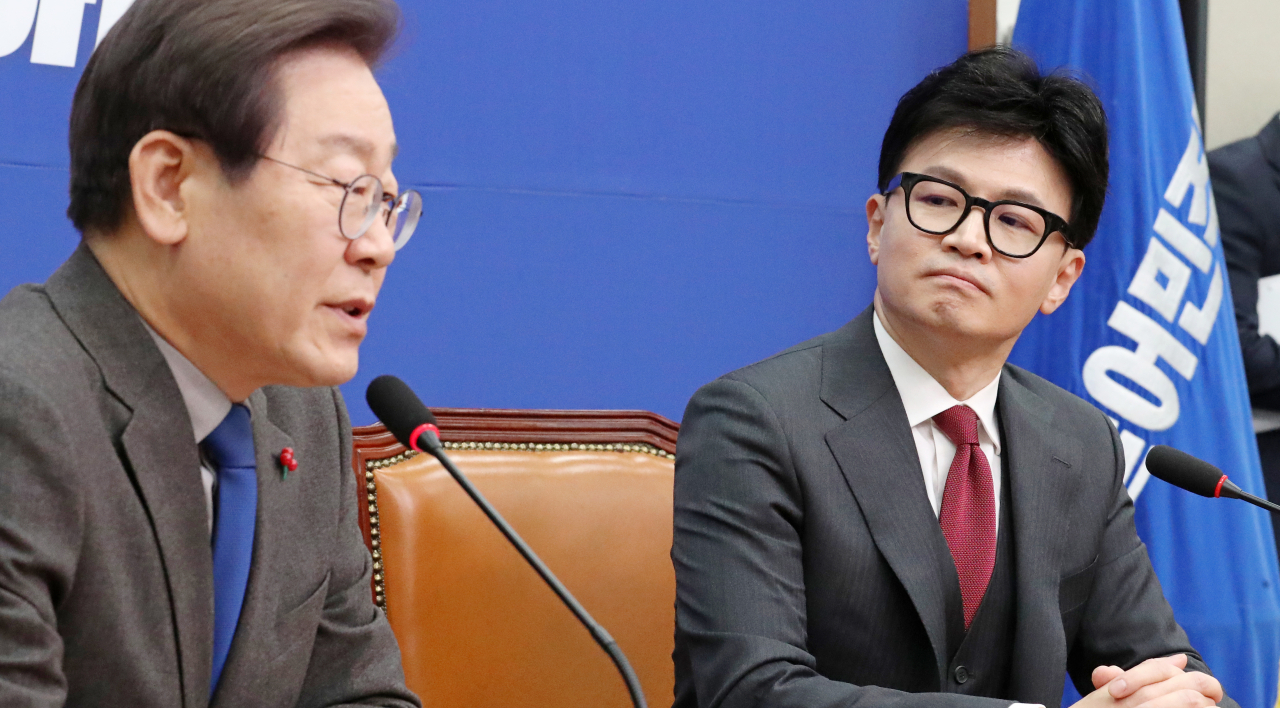 지난 29일 더불어민주당 이재명 대표와 국민의힘 한동훈 비상대책위원장이 국회 민주당 대표실에서 만나고 있는 모습.[연합]