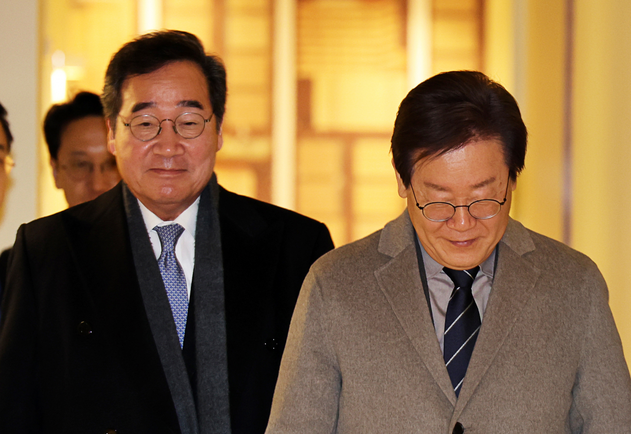 이재명 더불어민주당 대표와 이낙연 전 대표가 30일 오전 서울 중구의 한 식당에서 회동을 마친 후 이동하고 있다. [연합]