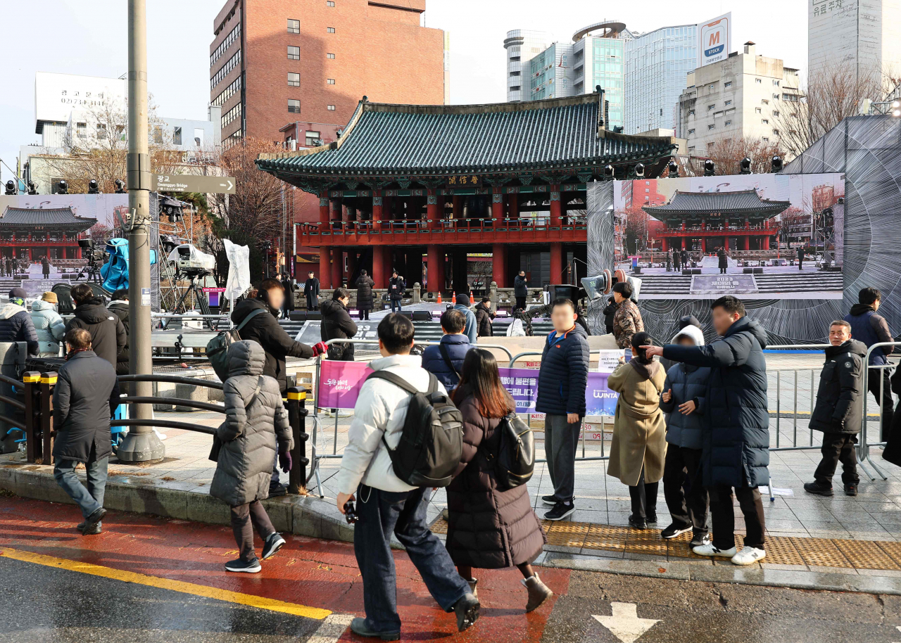 31일 오후 서울 종로구 보신각에서 관계자들이 제야의 종 타종행사를 준비하고 있다. [연합]