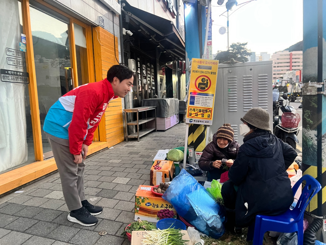 김인규 국민의힘 국회의원 부산 서구·동구 예비후보가 31일 부산 서구 충무동 로터리에서 선거 유세를 하고 있다. 박상현 기자