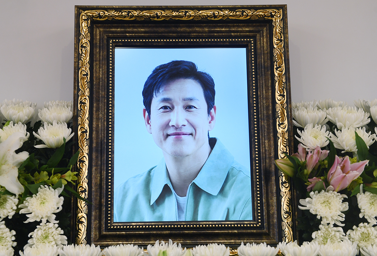 故 이선균(48)의 빈소가 27일 서울 종로구 서울대학교병원 장례식장 1호에 마련됐다. 입관은 28일 오전 11시이며 발인은 29일 자정이다. 장지는 전북 부안군에 있는 선영이다.[사진공동취재단]