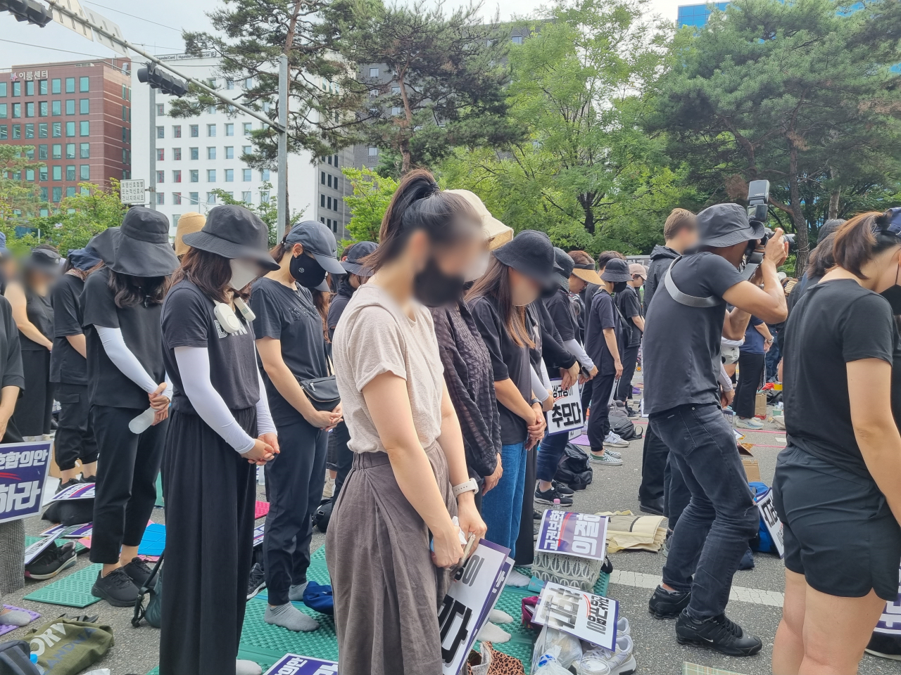지난해 9월 4일 오후 5시께 서울 영등포구 지하철 9호선 국회의사당 옆 인근에 열린 서이초 49재 추모 집회에 참여한 교사들이 일동 묵념하고 있다. 김영철 기자