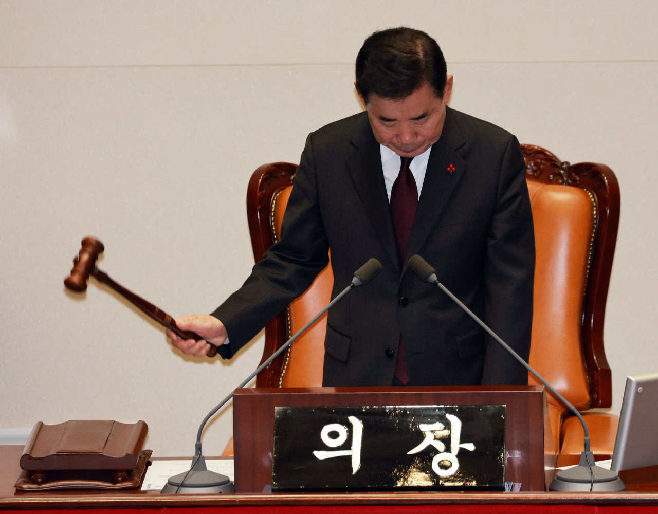 김진표 국회의장이 지난해 12월 28일 국회에서 열린 본회의에서 의사봉을 두드리고 있다. [연합]