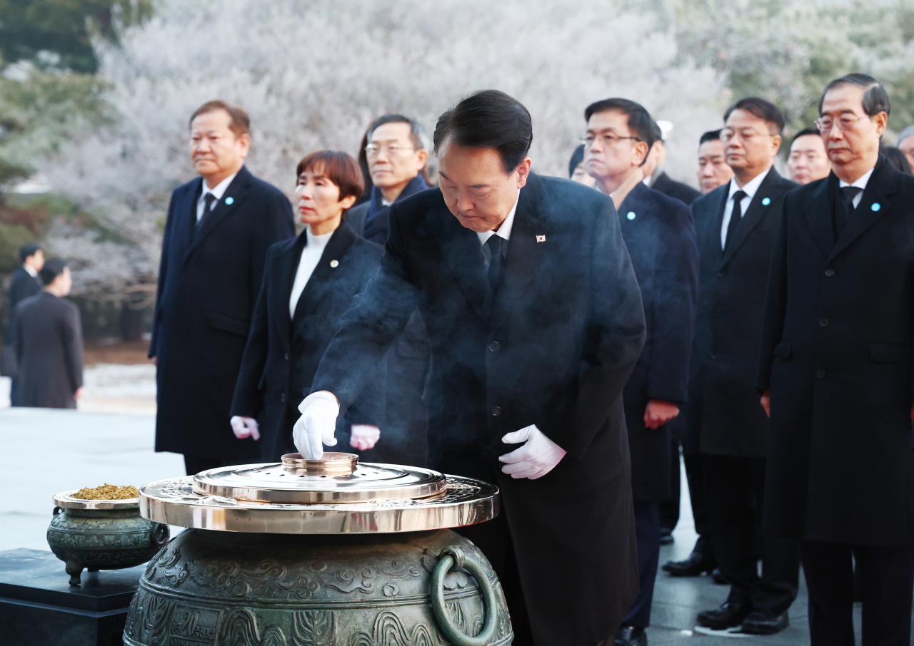 윤석열 대통령이 2024년 새해 첫날인 1일 서울 동작구 국립서울현충원 현충탑에서 순국선열 및 호국 영령들에게 분향하고 있다. [연합]