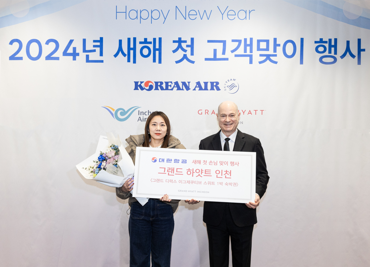 데이빗 페이시 대한항공 기내식기판·라운지 부문 부사장(우측)과 새해 첫 고객이 기념촬영을 하는 모습. [대한항공 제공]