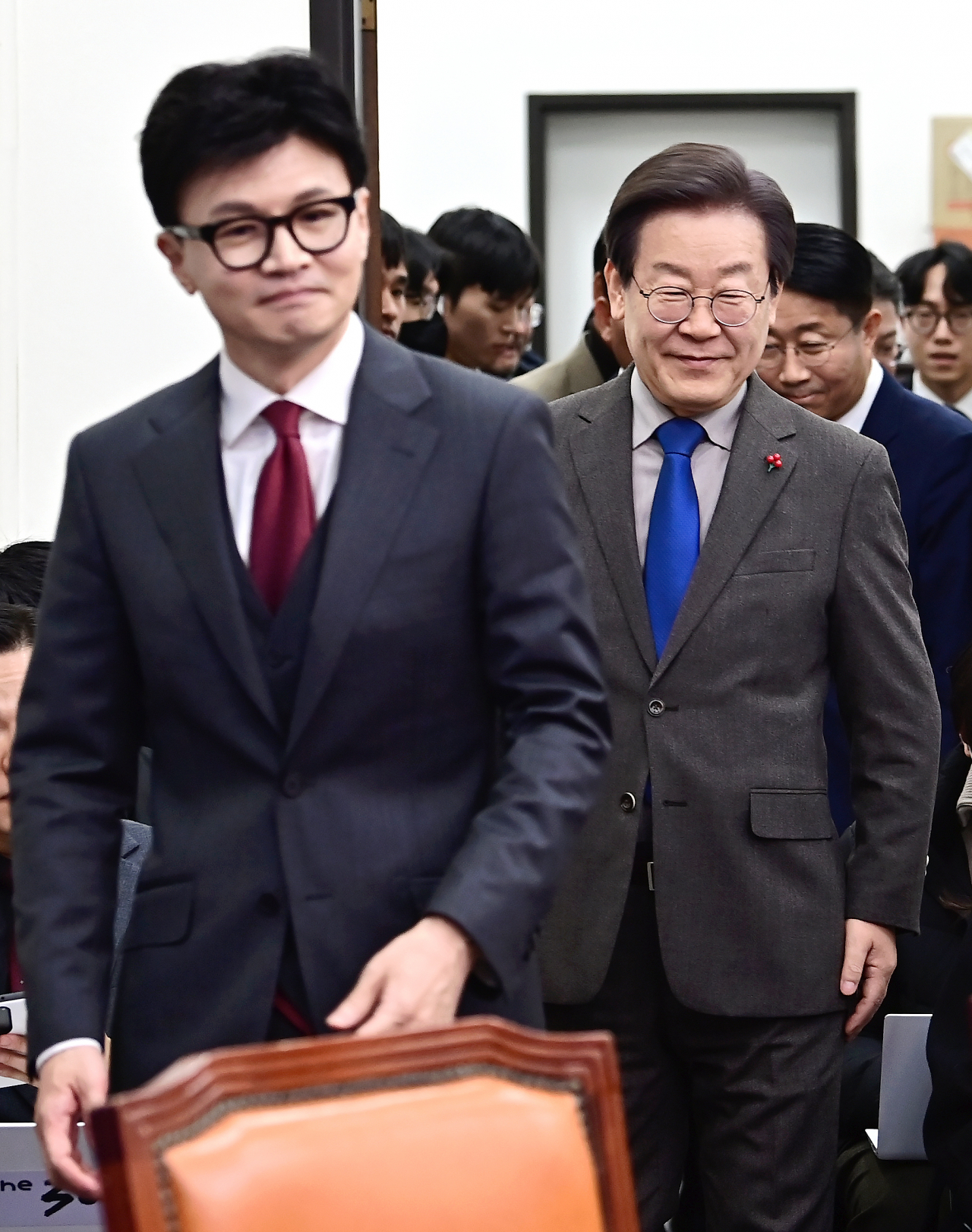 이재명 더불어민주당 대표와 한동훈 국민의힘 비상대책위원장이 지난해 12월 29일 국회 민주당 대표실에 입장하고 있다. 한 비대위원장이 이 대표실을 인사차 방문했다. [연합]