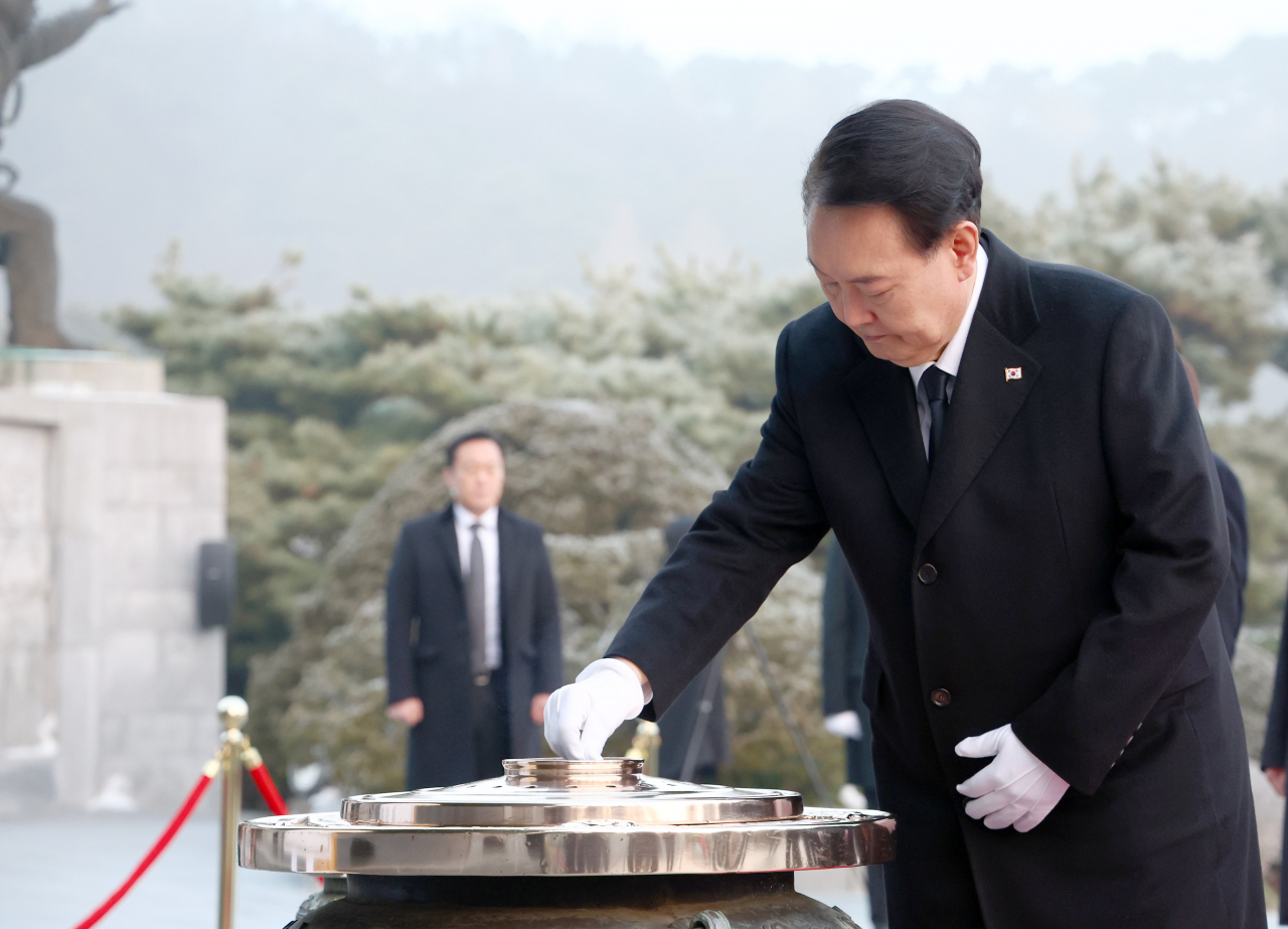 윤석열 대통령이 2024년 새해 첫날인 1일 서울 동작구 국립서울현충원 현충탑에서 순국선열 및 호국 영령들에게 분향하고 있다. [연합]