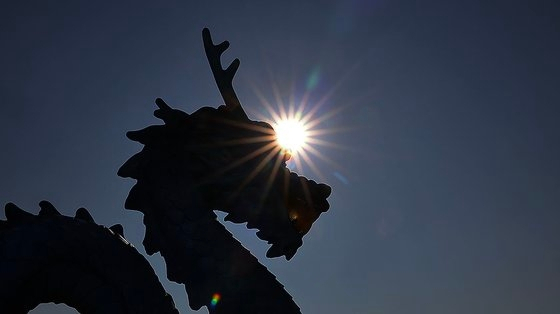 푸른 용의 해 갑진년(甲辰年) 새해를 맞아 부산 광안리해수욕장에 설치된 푸른 용 조형물 [연합]