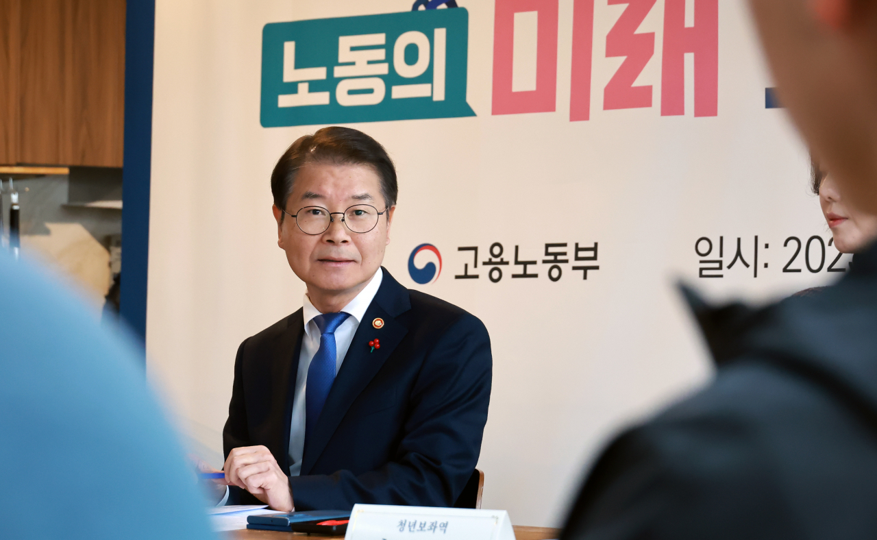 이정식 고용노동부 장관이 29일 서울 종로구 광성빌딩에서 열린 '노동의 미래 포럼' 제5차 회의에 참석해 자리하고 있다. [연합]