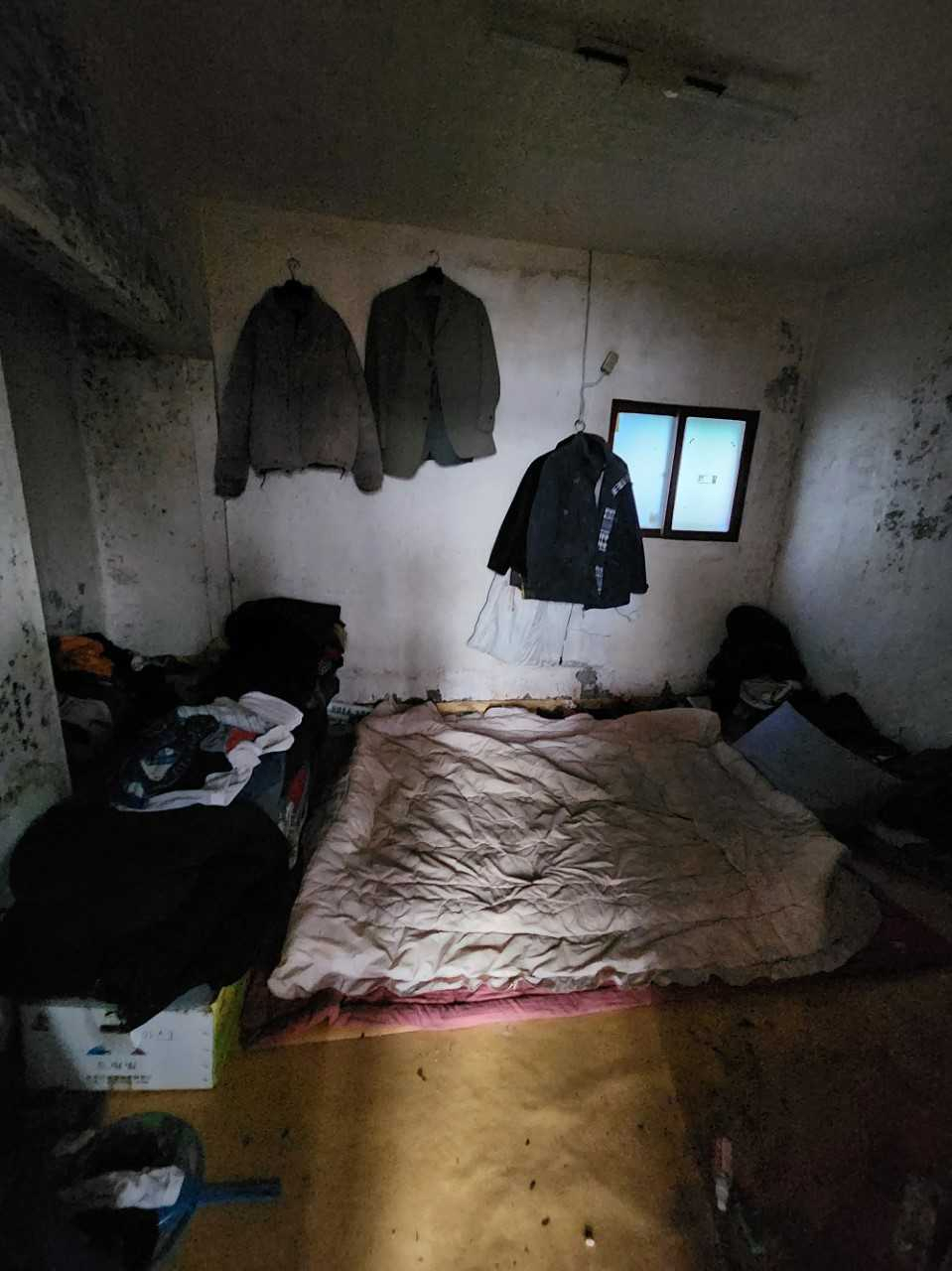 광주 광산구가 한겨울 폐가서 이불한채로 버틴 고립가구를 찾아 임시거처를 마련해 도왔다.