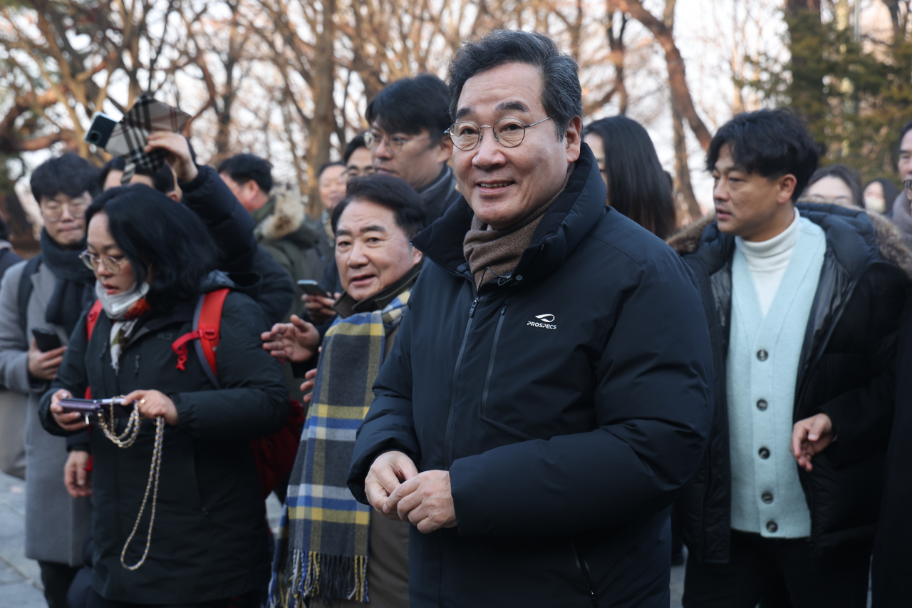 이낙연 전 더불어민주당 대표가 1일 오전 경기도 고양시 행주산성에서 지지자들과 함께 산성 정상으로 이동하고 있다. [연합]